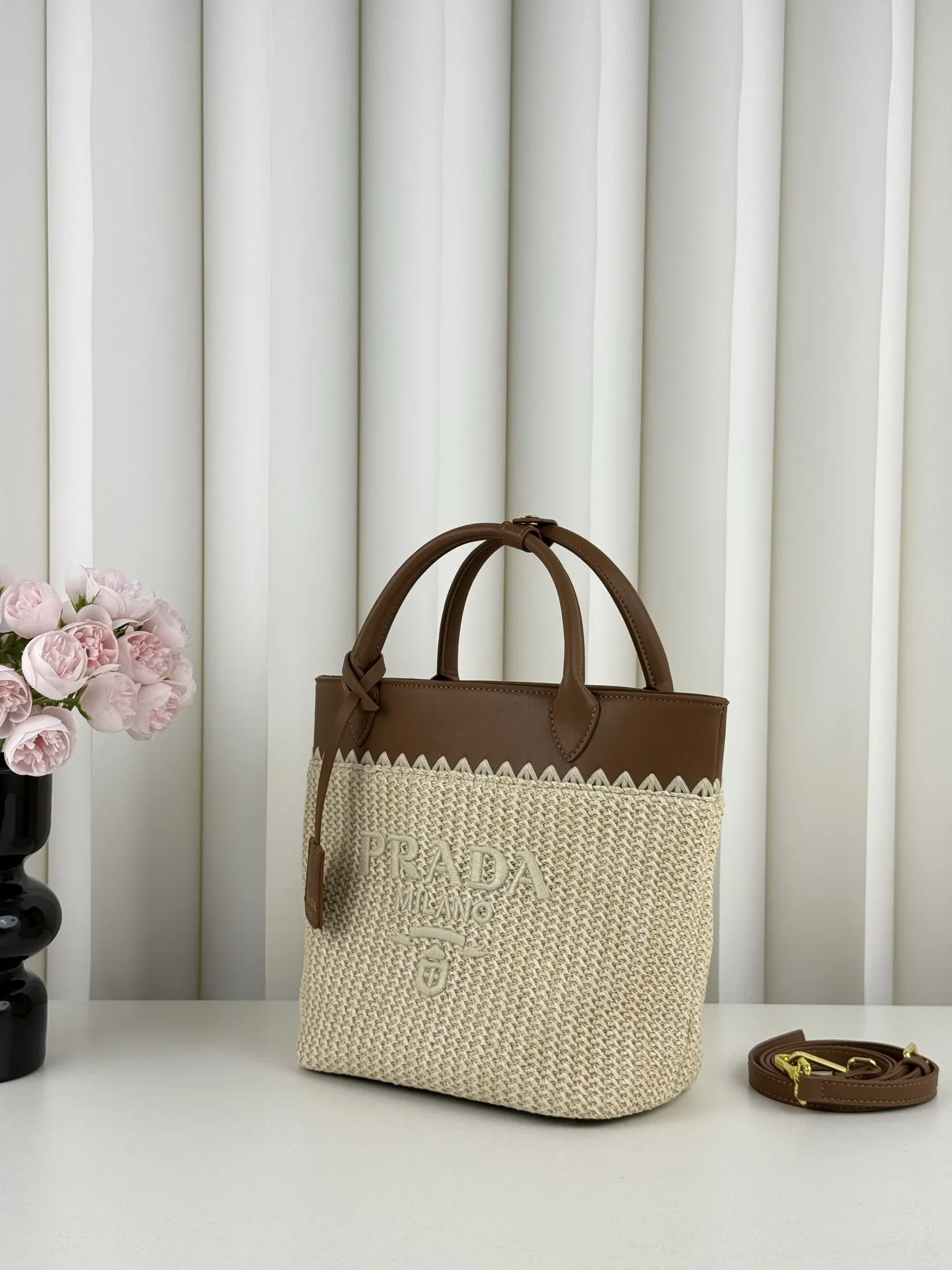 PRADA 购物袋 轻便实用款