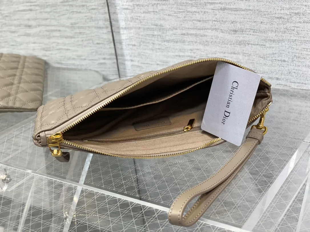 Dior Caro 暖灰褐色 Daily 手拿包 復古风十足 精致手拿款(數字9) Dior Caro 暖灰褐色 Daily 手拿包 復古风十足 精致手拿款(數字9)
