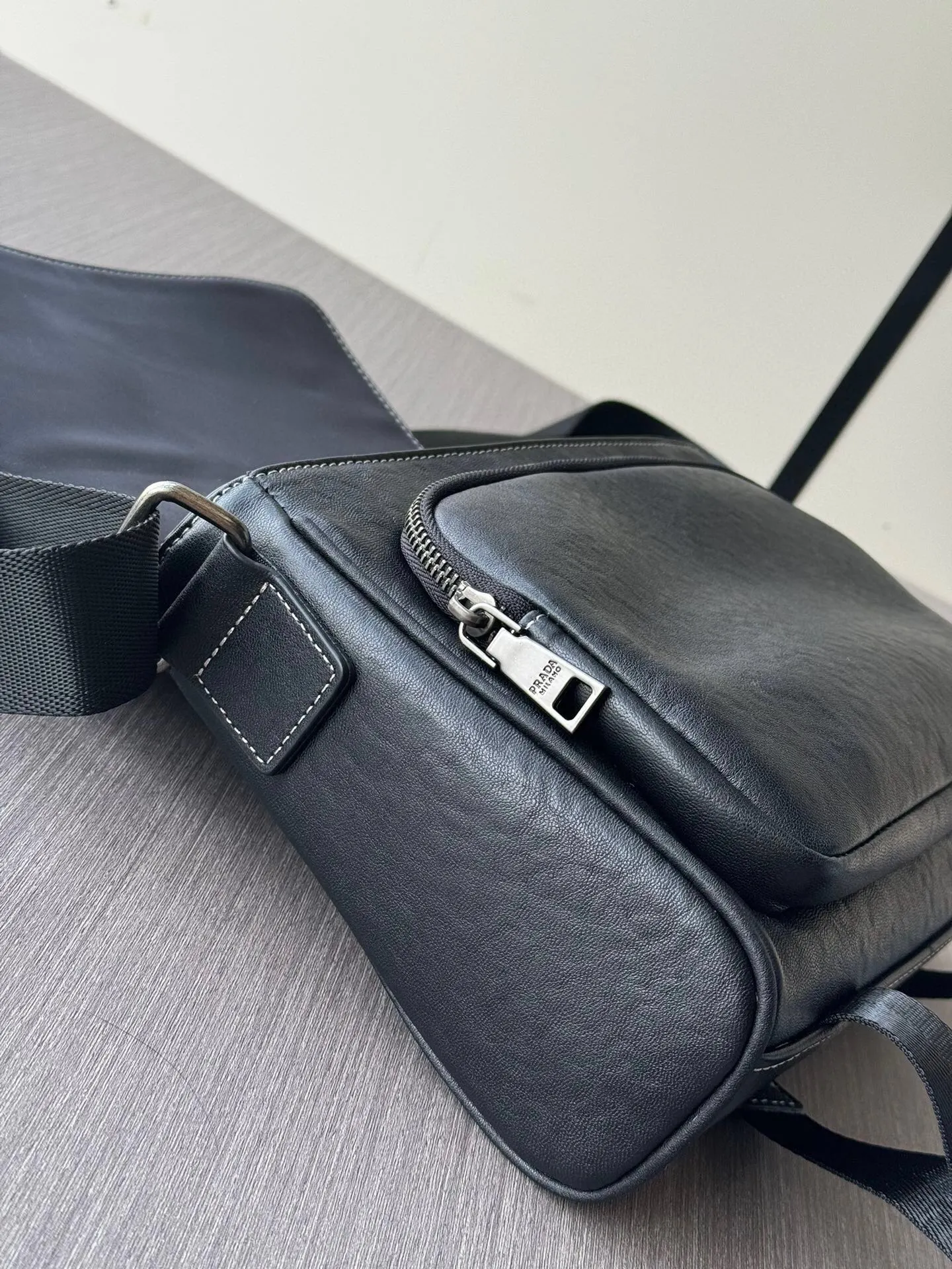 Prada 黑色 牛皮 Logo 斜挎包