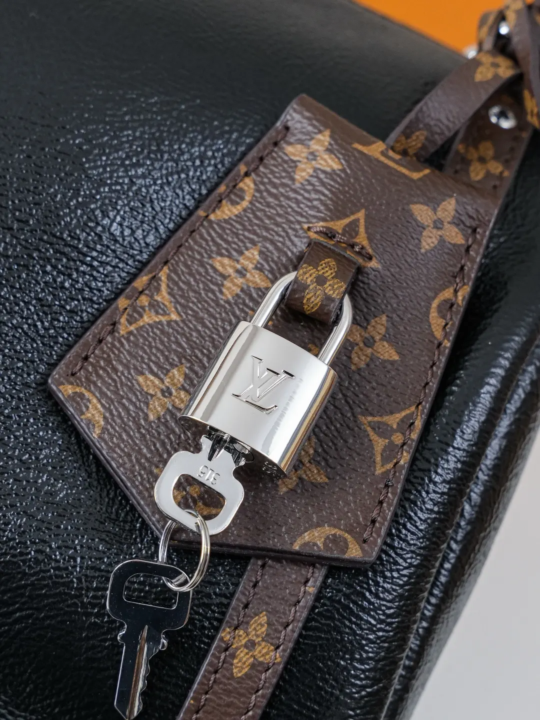 LV 牛皮 内衬点缀标志性 Mo图案 手提包 通勤手提款