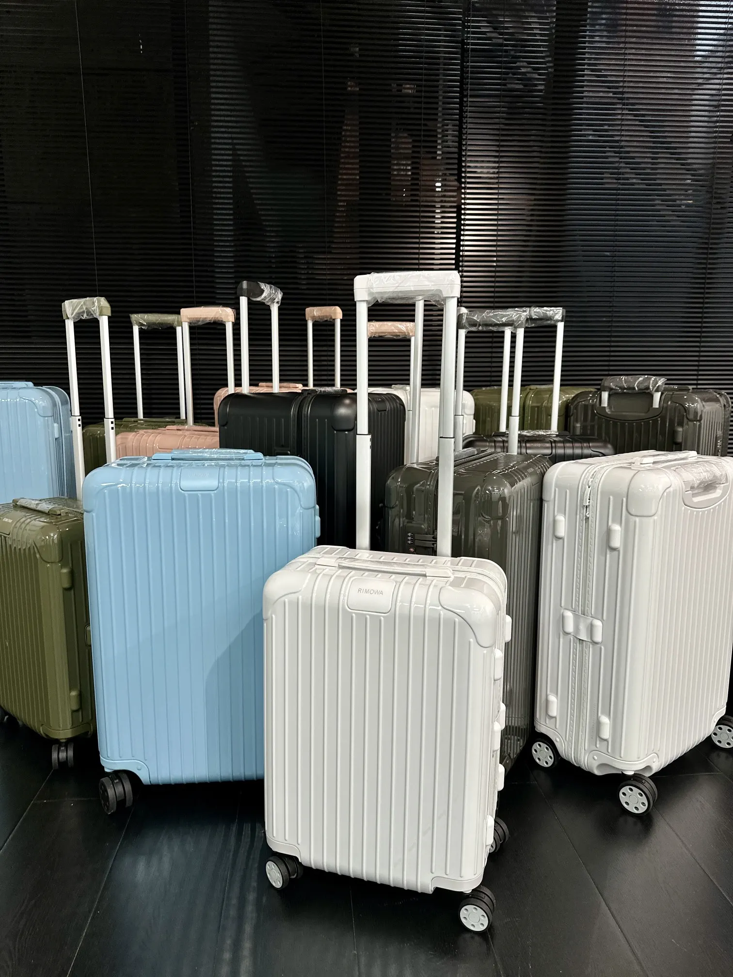 收到一批zheng品行李箱 都是 来的 旅行拉杆款 轻便出行款