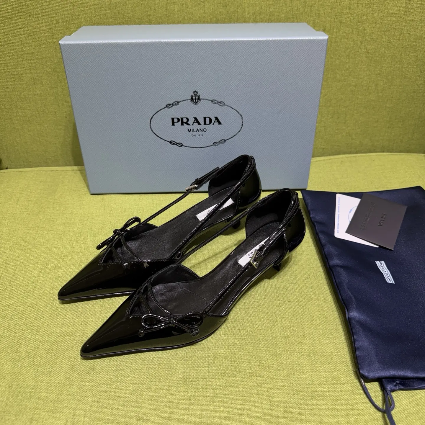 PRADA 羊皮 漆皮 字母 休闲鞋 舒适百搭款