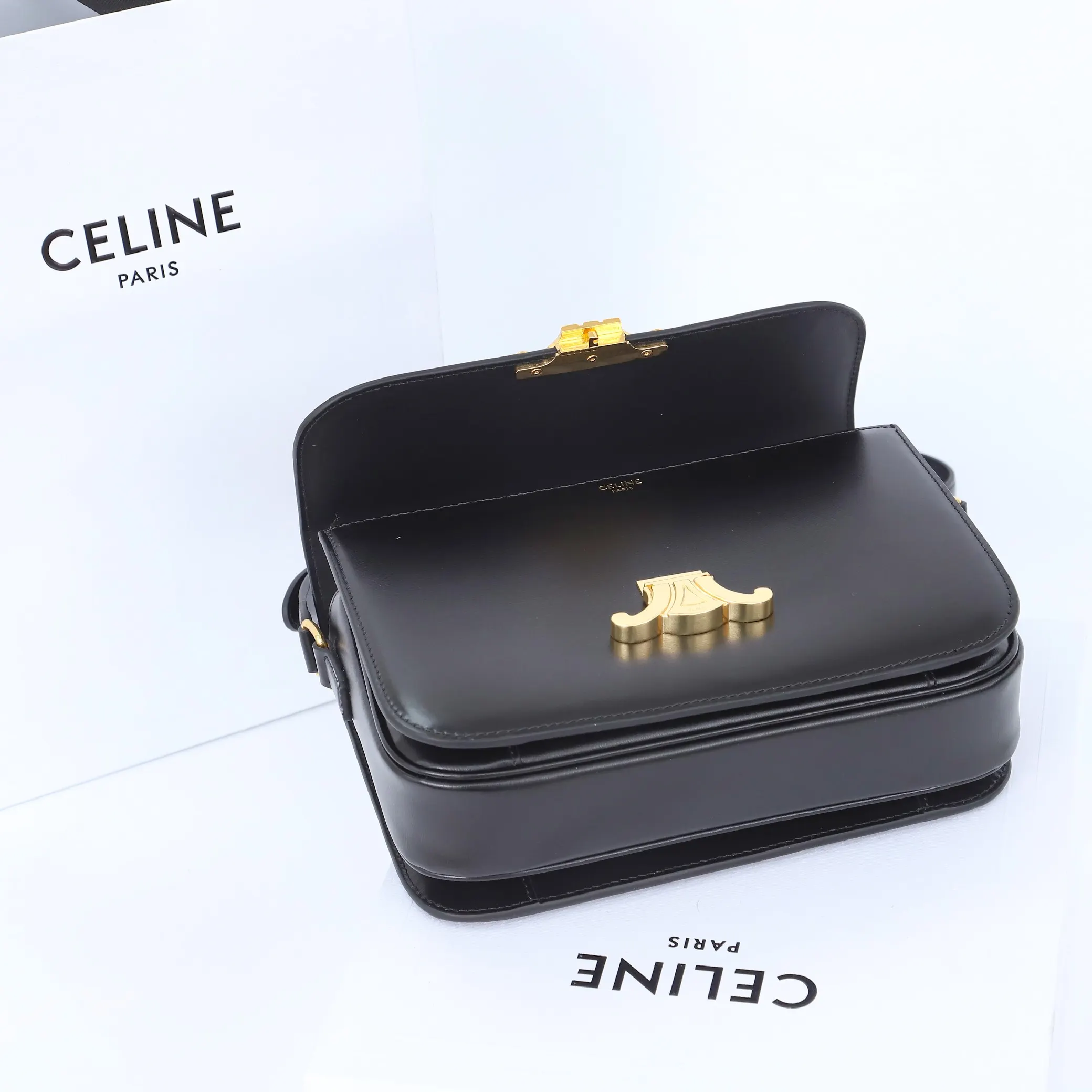 Celine 牛皮 将復古元素与品牌一向拿手的利落线条向结合 气质高贵 水桶包 休閒水桶款
