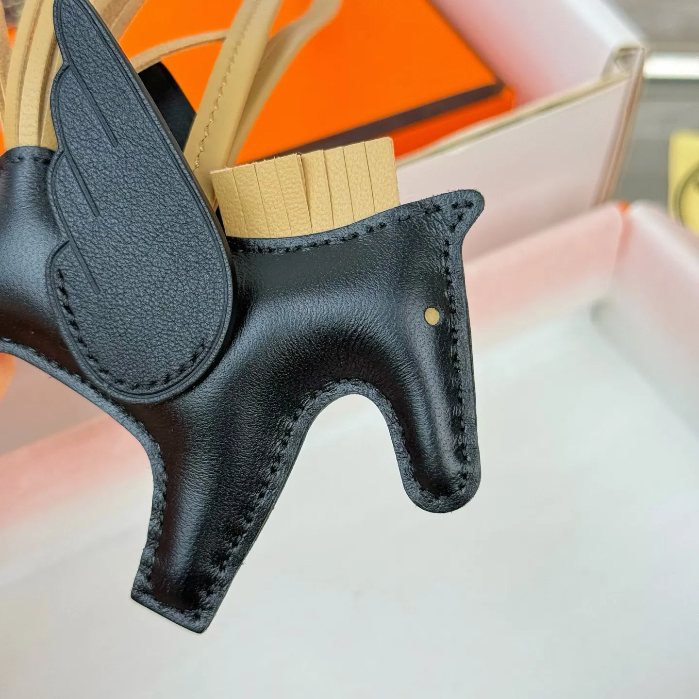 Hermès 小羊皮 挂件 精致配飾 吊墜(數字2) Hermès 小羊皮 挂件 精致配飾 吊墜(數字2)