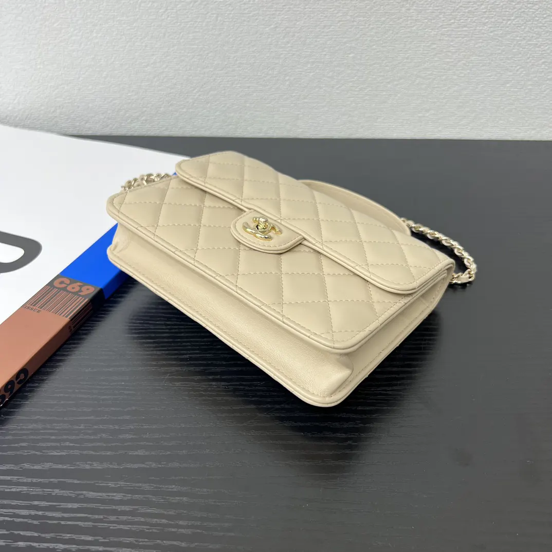 CHANEL 米色小牛皮手提包 金链斜挎款