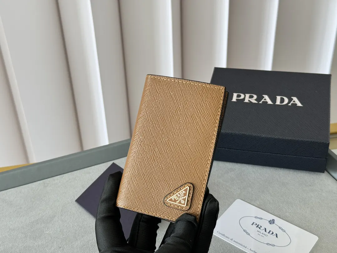 PRADA 2MC101 咖啡色 钱包 实用卡夹款