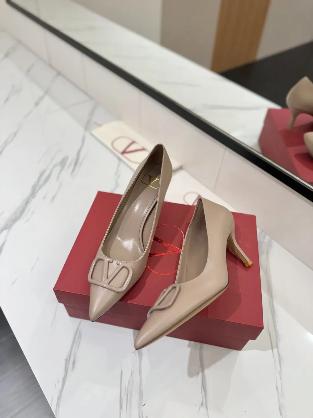 Valentino 金色 平底鞋 通勤约会款