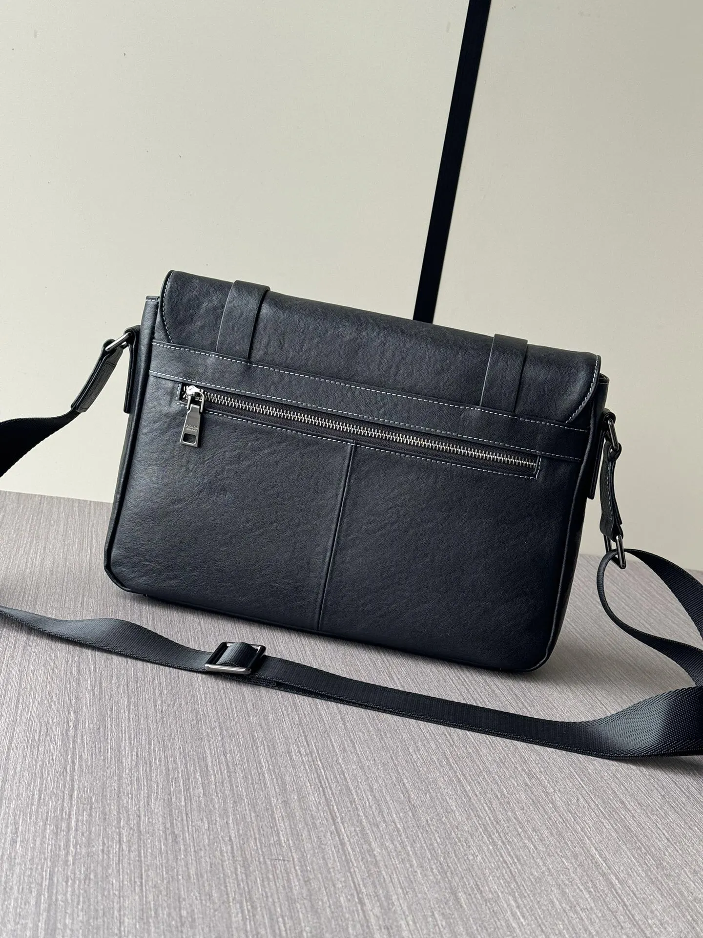 Prada 黑色 牛皮 Logo 斜挎包