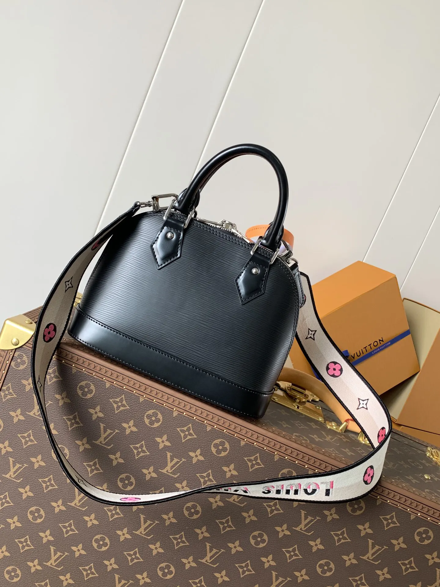 LV Alma black pink color scheme shell bag Image 3 LV Alma black pink color scheme shell bag Image 3