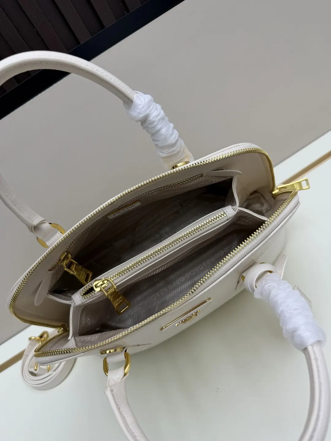 Prada Saffiano 十字纹牛皮 Logo 手提包