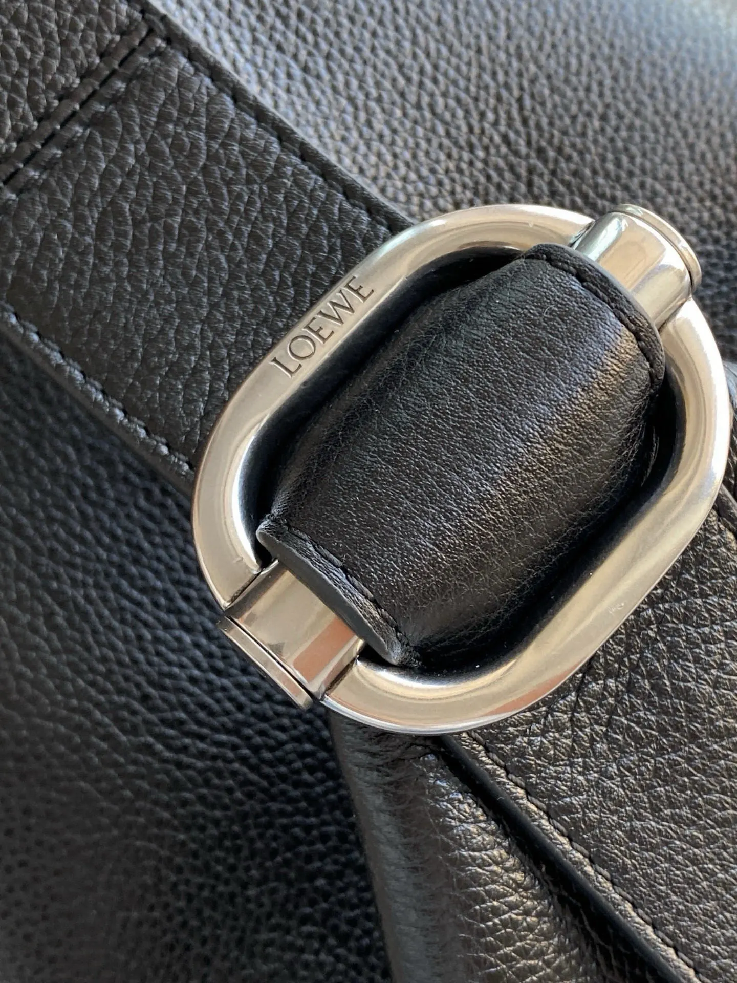黑色 牛皮 柔软粒面牛皮革 Loop 水桶手袋 旅行袋 大容量旅行款