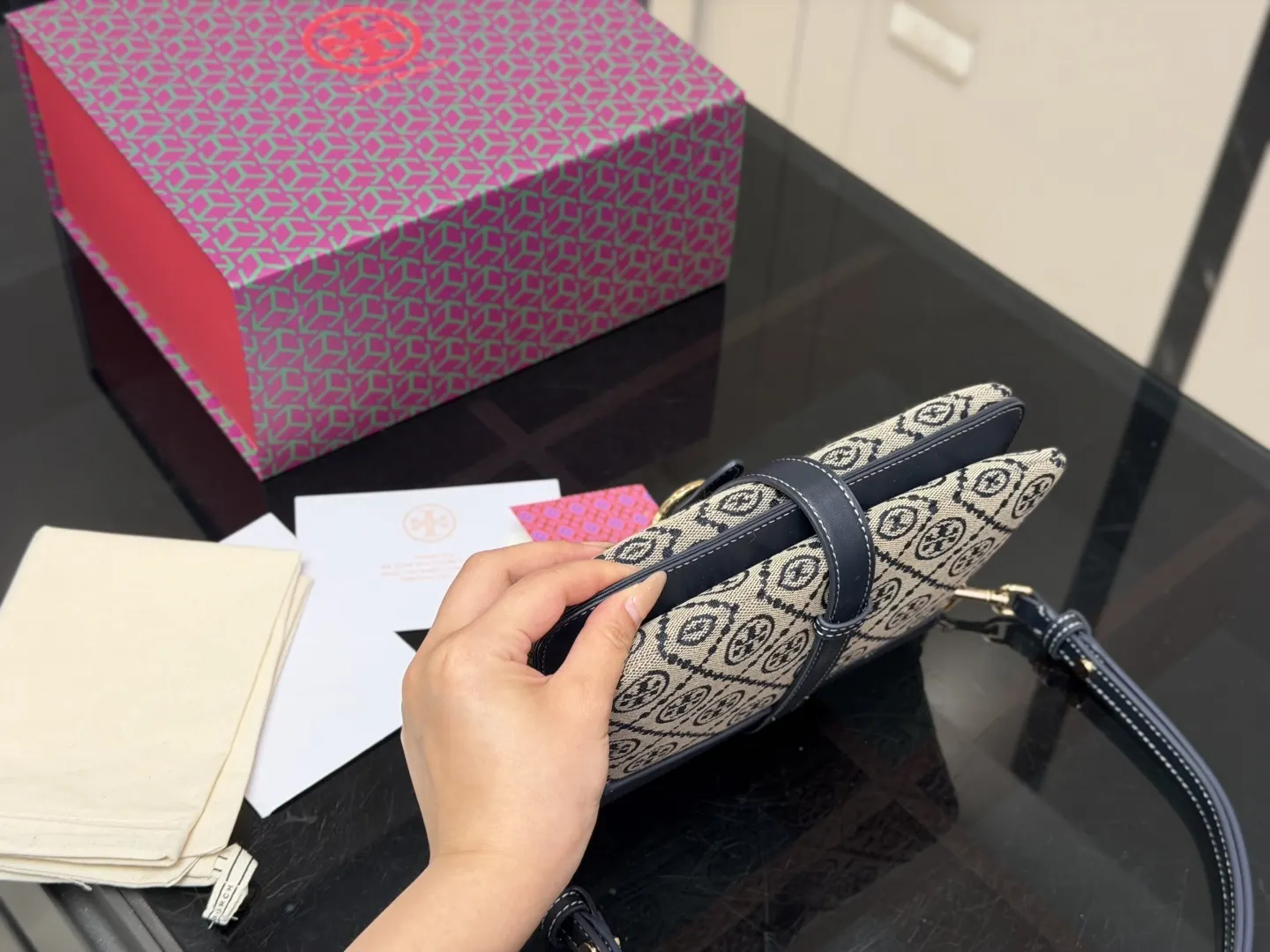 老花 Tory Burch 斜背包 腋下包 復古腋下背款(數字9) 老花 Tory Burch 斜背包 腋下包 復古腋下背款(數字9)