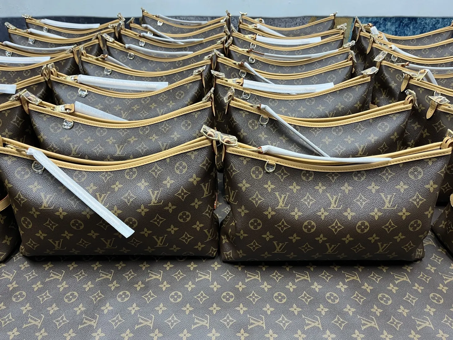 CarryAll EAST WEST 手袋 渠道 水桶包 休閒水桶款(數字9) CarryAll EAST WEST 手袋 渠道 水桶包 休閒水桶款(數字9)