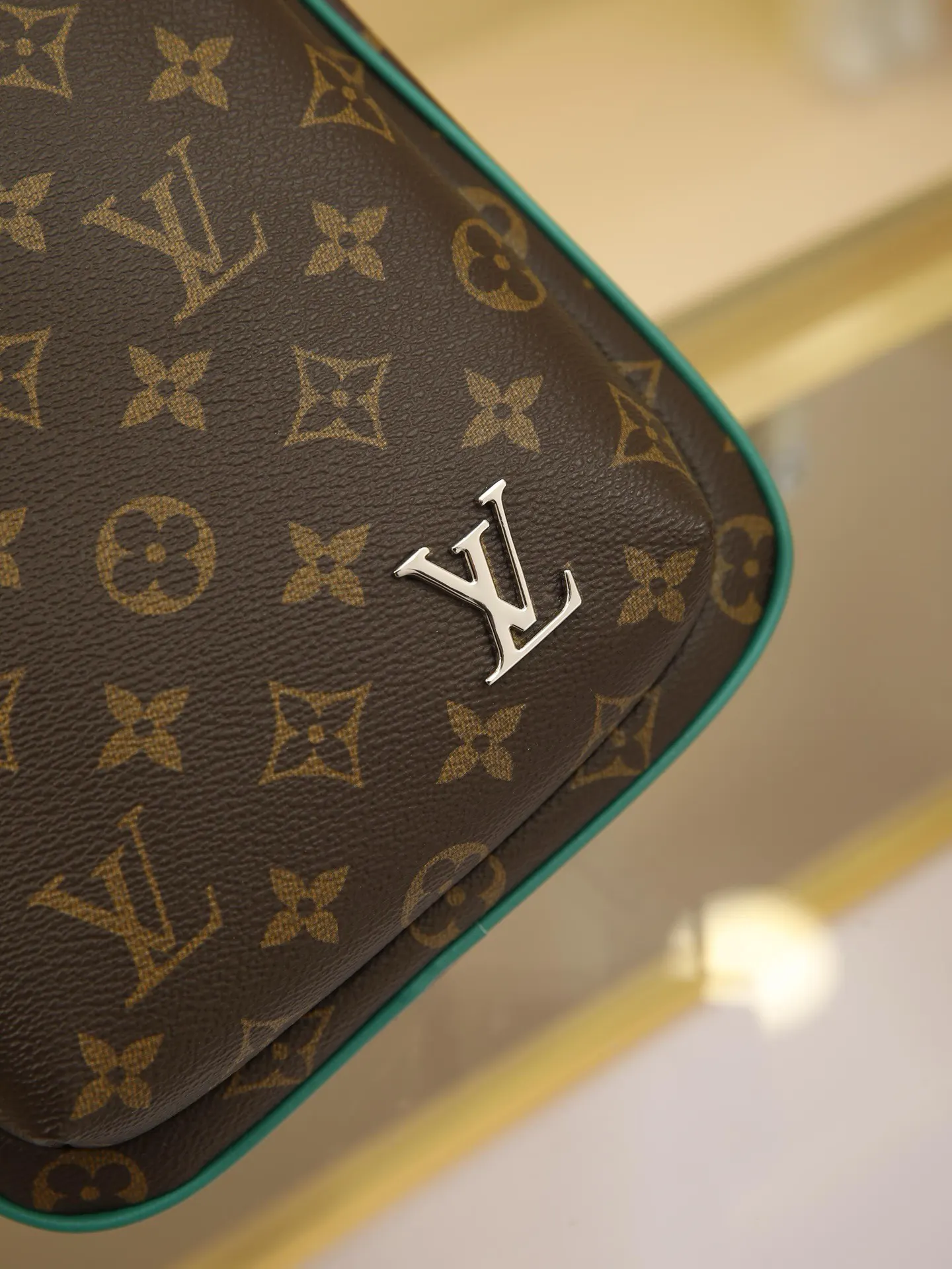 LV 老花 牛皮 可调节锦纶肩带可通过 形环固定于左右两侧 帆布肩 单肩包 日常单肩背款