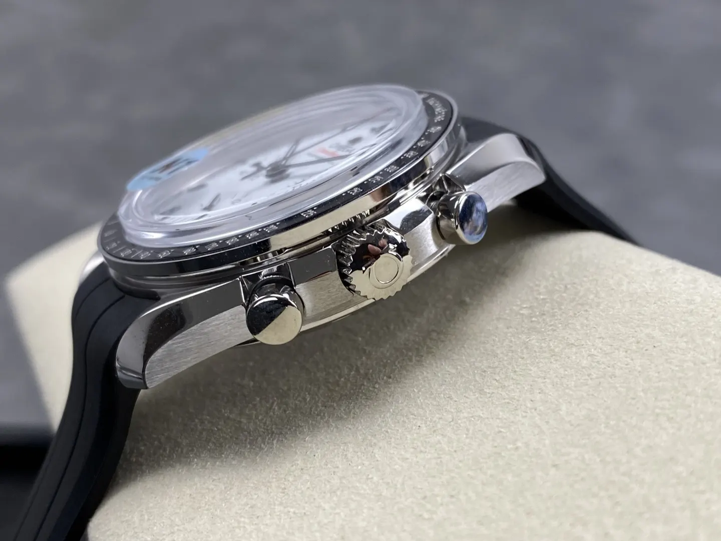Omega 其造型灵感源自登上月球的第四代超霸腕表的不对称表壳 手錶 經典腕表款