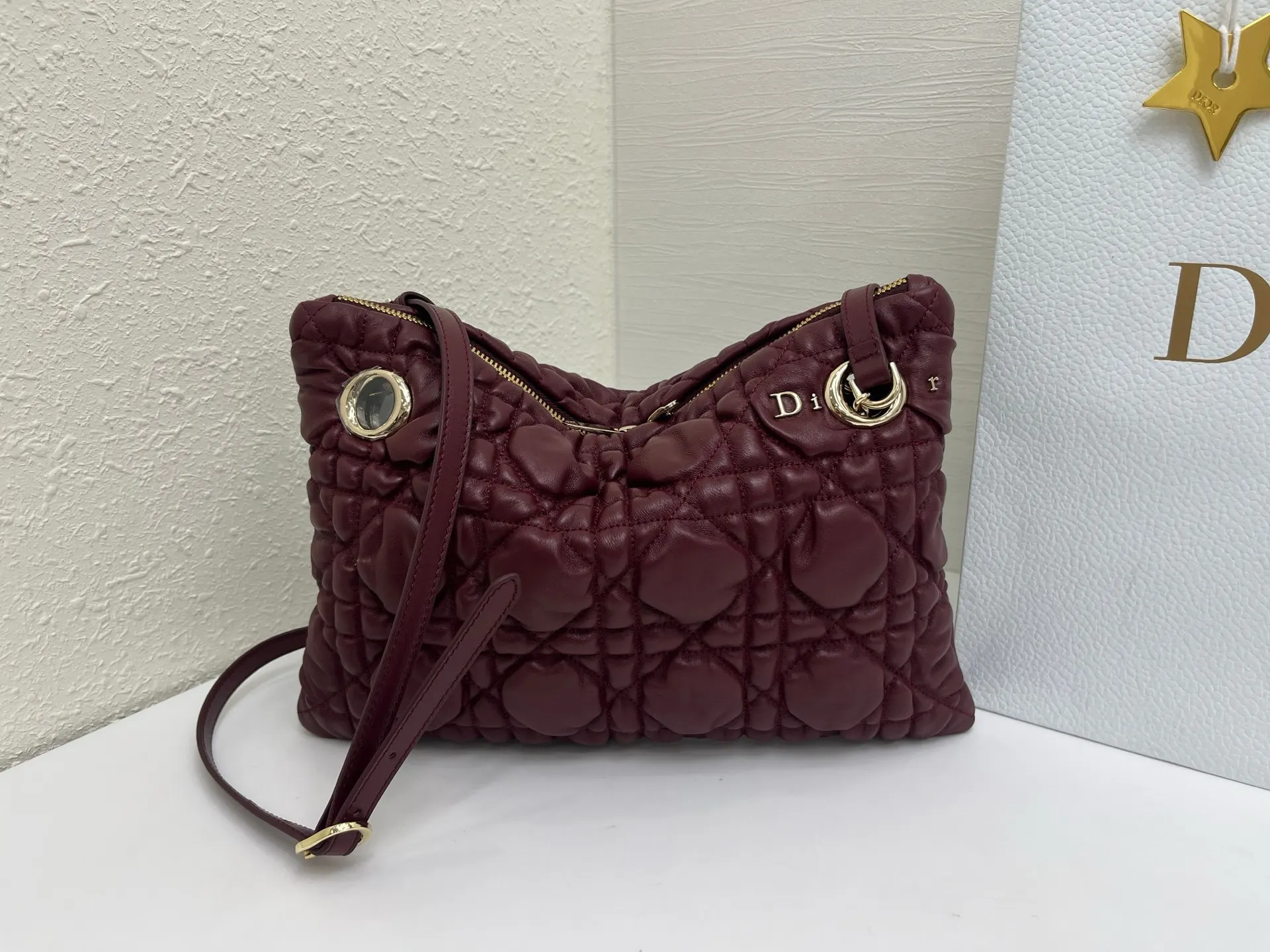 Dior 突显饰以蓬蓬超大藤格纹的新材质 为經典图案注入立体风 鏈條包 精致鏈條款