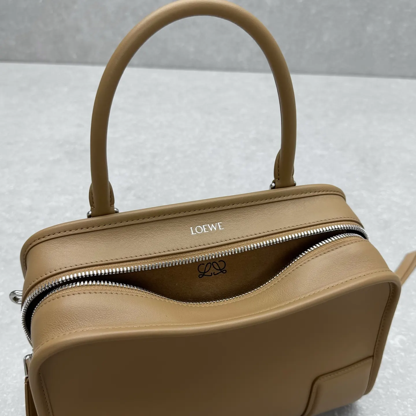 Loewe 皮革 斜背包 輕便斜挎款