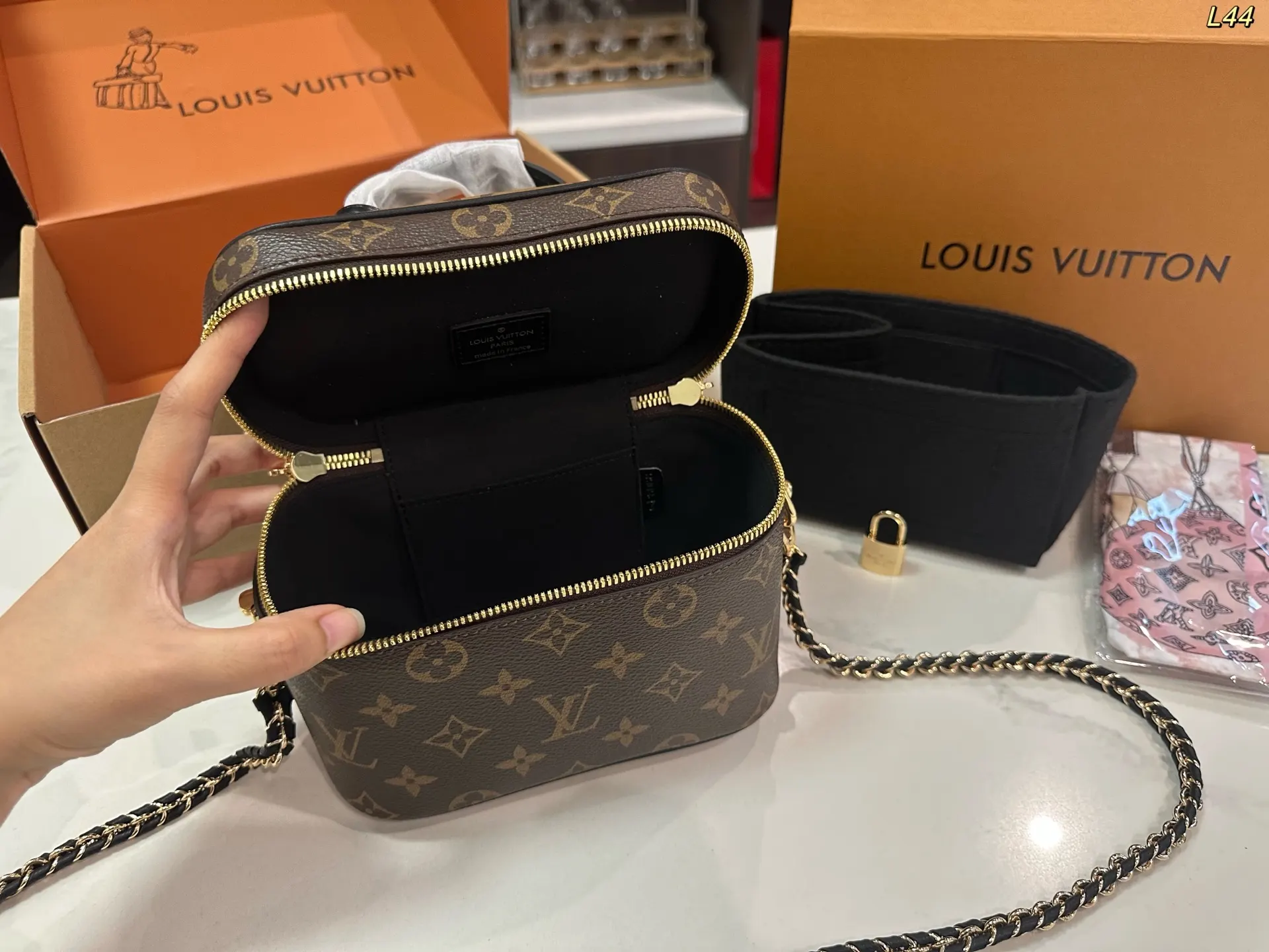 LV 拼色 无论手拎 單肩还是斜挎都很棒 是精致时髦的百搭款 简 斜背包 輕便斜挎款