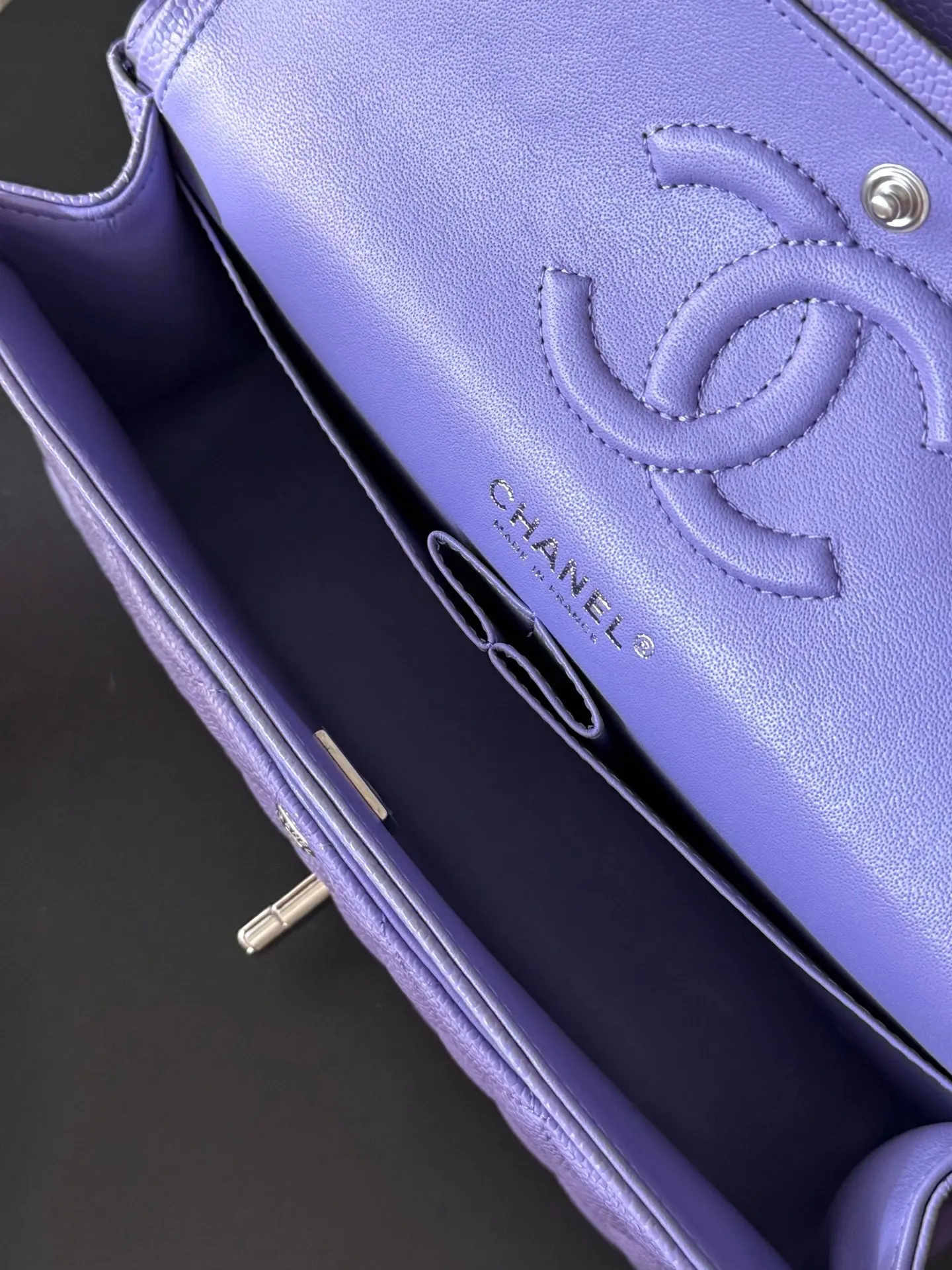 Chanel 紫色鱼子酱牛皮翻盖链条包 金扣