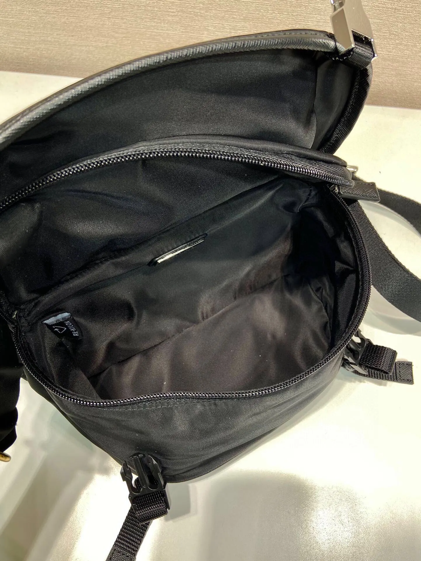 Prada Re-Nylon 迷你 皮革 Saffiano 十字纹 斜挎包