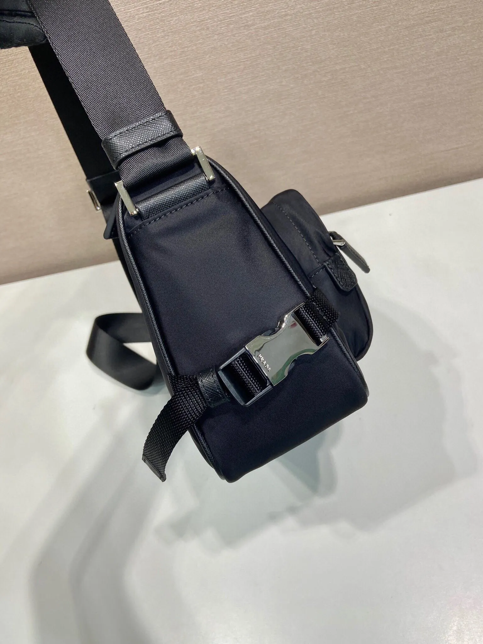 Prada Re-Nylon 尼龙 Saffiano十字纹牛皮 三角标 邮差包 斜挎包