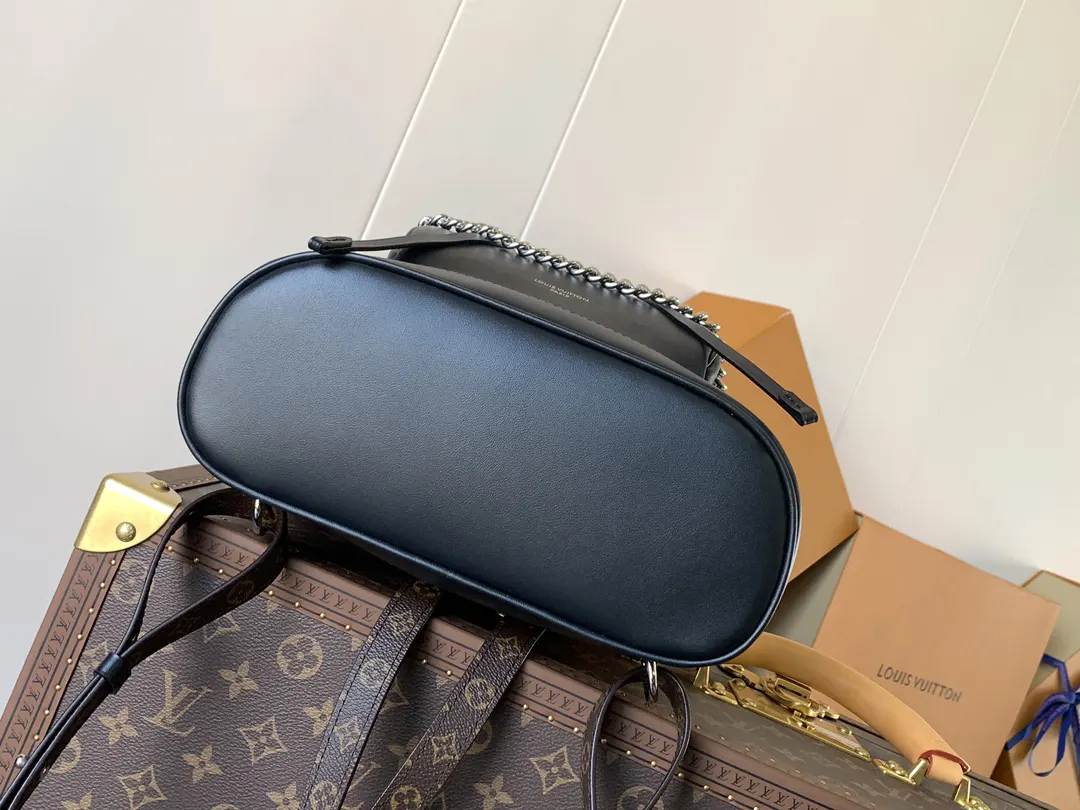 LV 羊皮 拉链前袋令小件物品稳妥随行 雙肩包 实用雙肩款