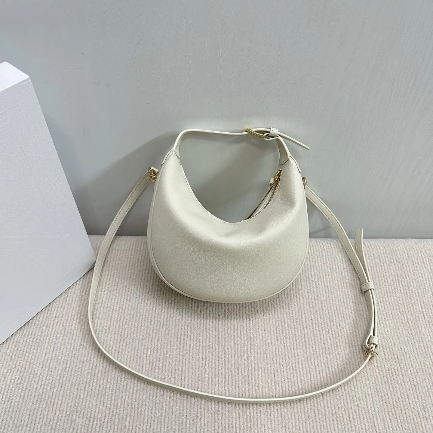白色 小牛皮 可盐 可甜 可通勤 可约会 可斜挎 可單肩 都超好 斜背包 輕便斜挎款