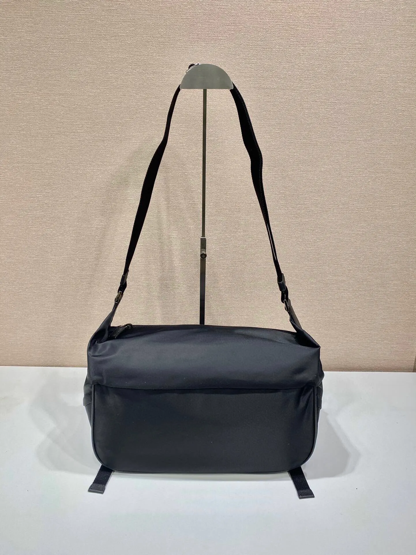 PRADA 2VH991A Re-Nylon尼龙 Saffiano十字纹牛皮 三角标 邮差包 通勤百搭款