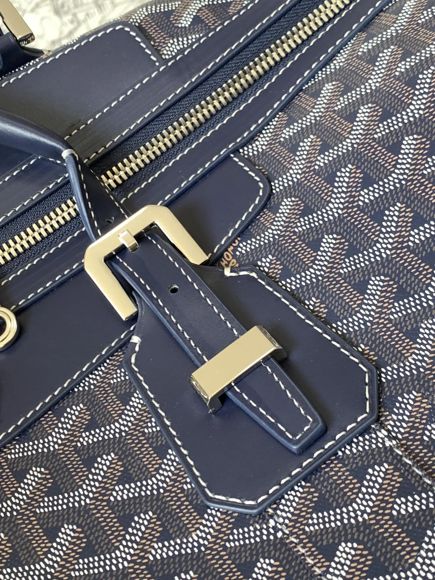 Goyard 深藍 它的提手可调节长度 可确保手提时的舒適度 并且开口两 旅行袋 大容量旅行款