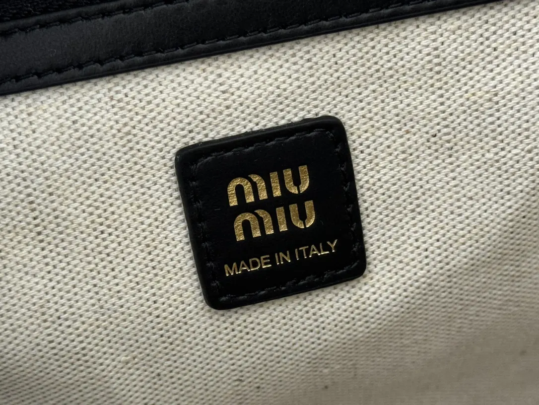 Miu 小牛皮 雙肩包 实用雙肩款(數字9) Miu 小牛皮 雙肩包 实用雙肩款(數字9)