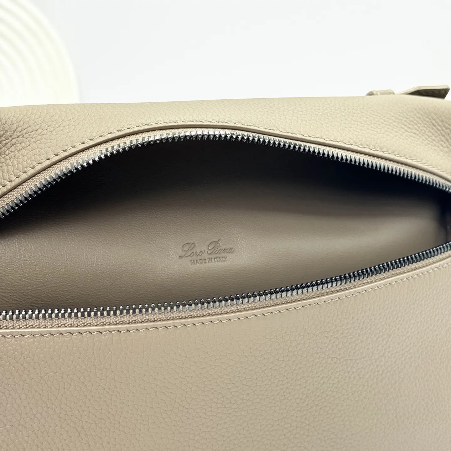 牛皮 Loro piana 诺悠翩雅 Extra 手拿包 精致手拿款(數字6) 牛皮 Loro piana 诺悠翩雅 Extra 手拿包 精致手拿款(數字6)
