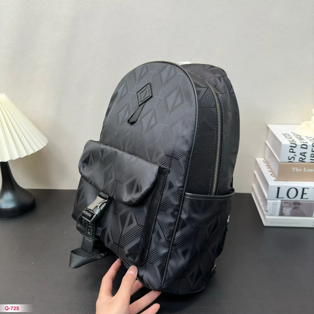 Dior 雙肩 男女背都好看 作为一只合格的 雙肩包 实用雙肩款