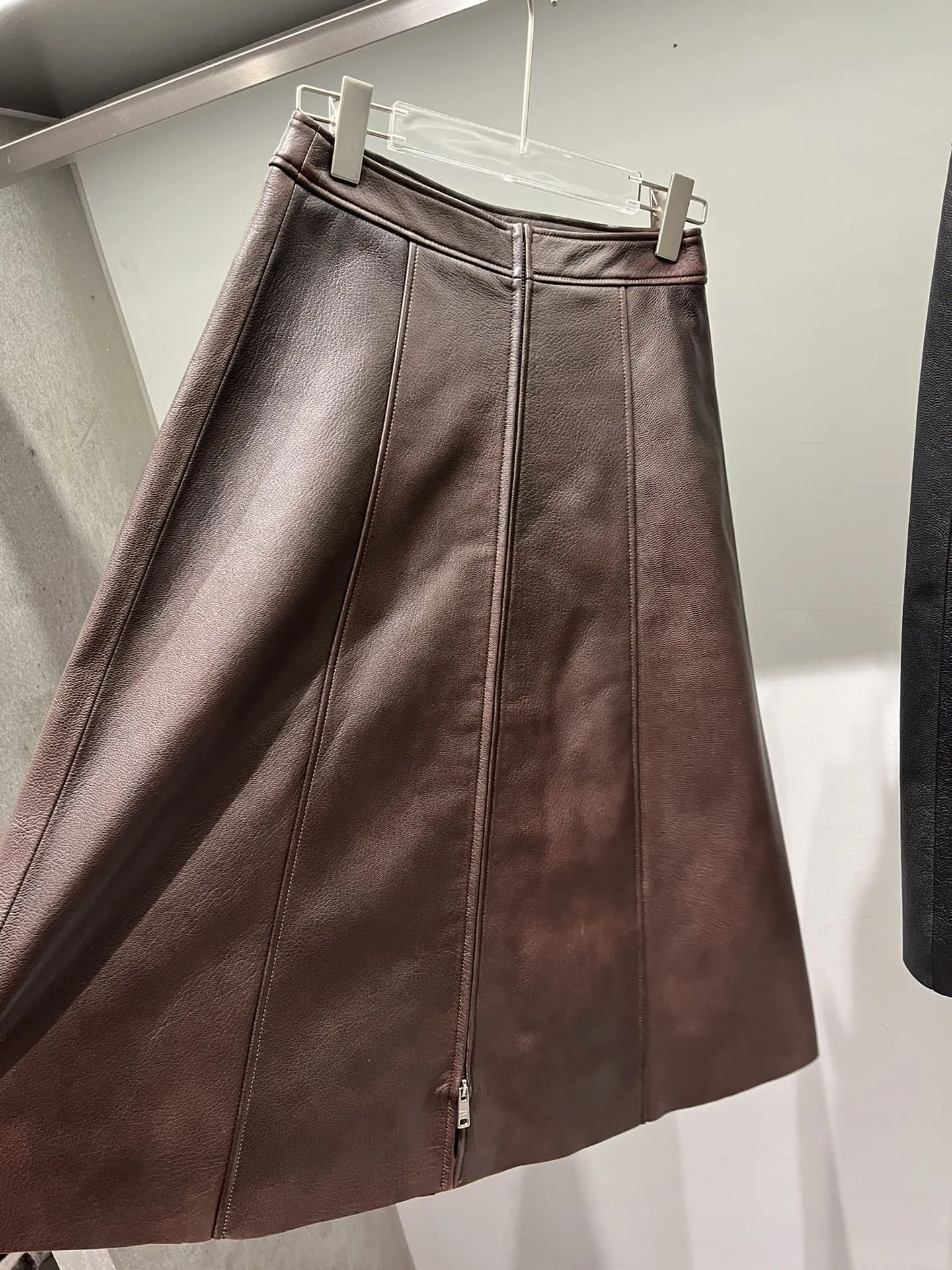 Prada 羊皮 Logo 半身裙 包臀修身