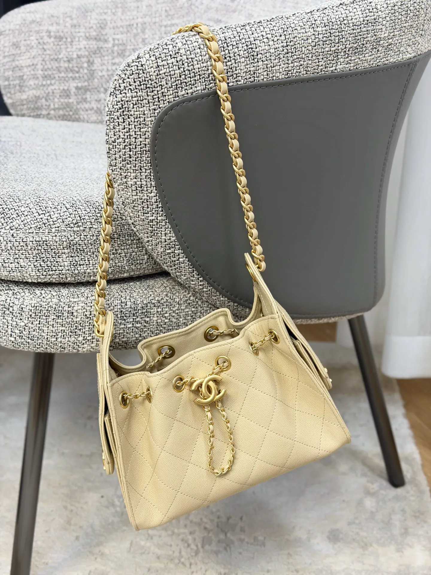 Chanel 22 金色 皮革 斜背包