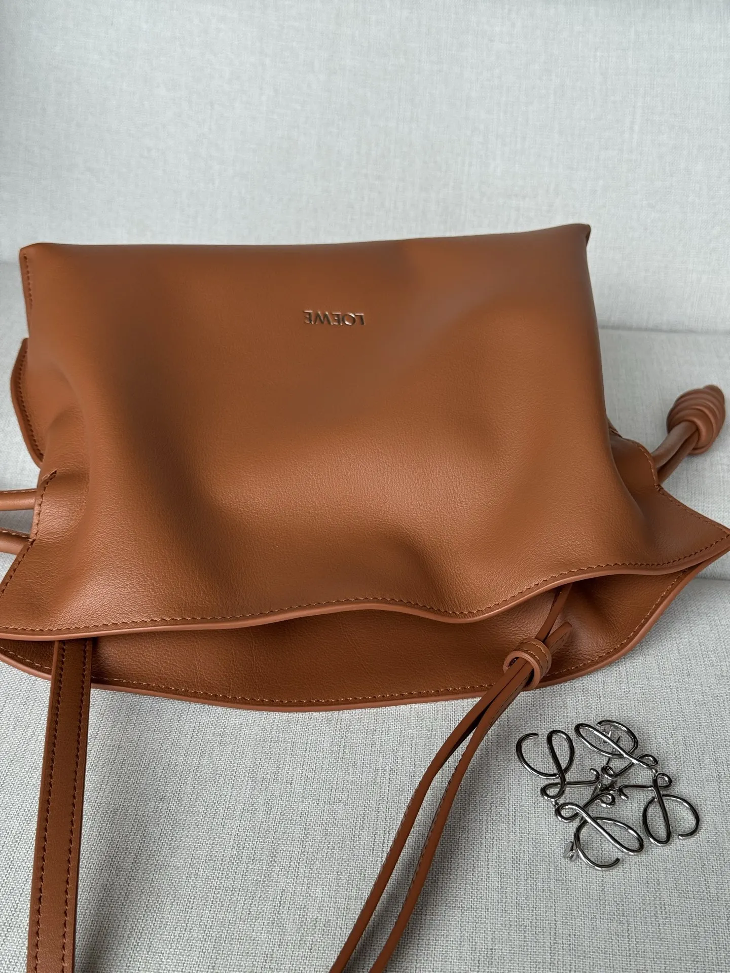 Loewe 金色 牛皮 手拿包 精致手拿款