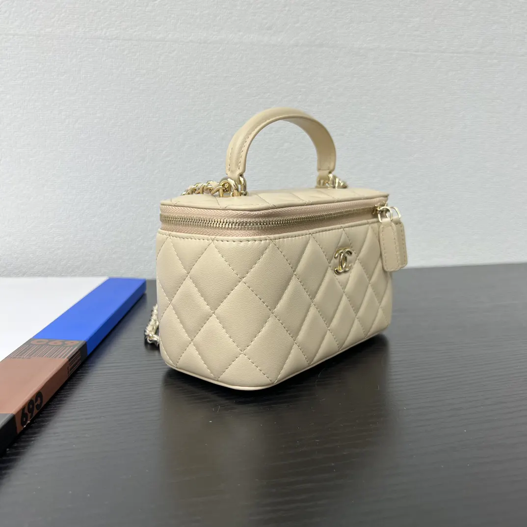 CHANEL 19 Bag 米色羊皮菱格链条包 金链款