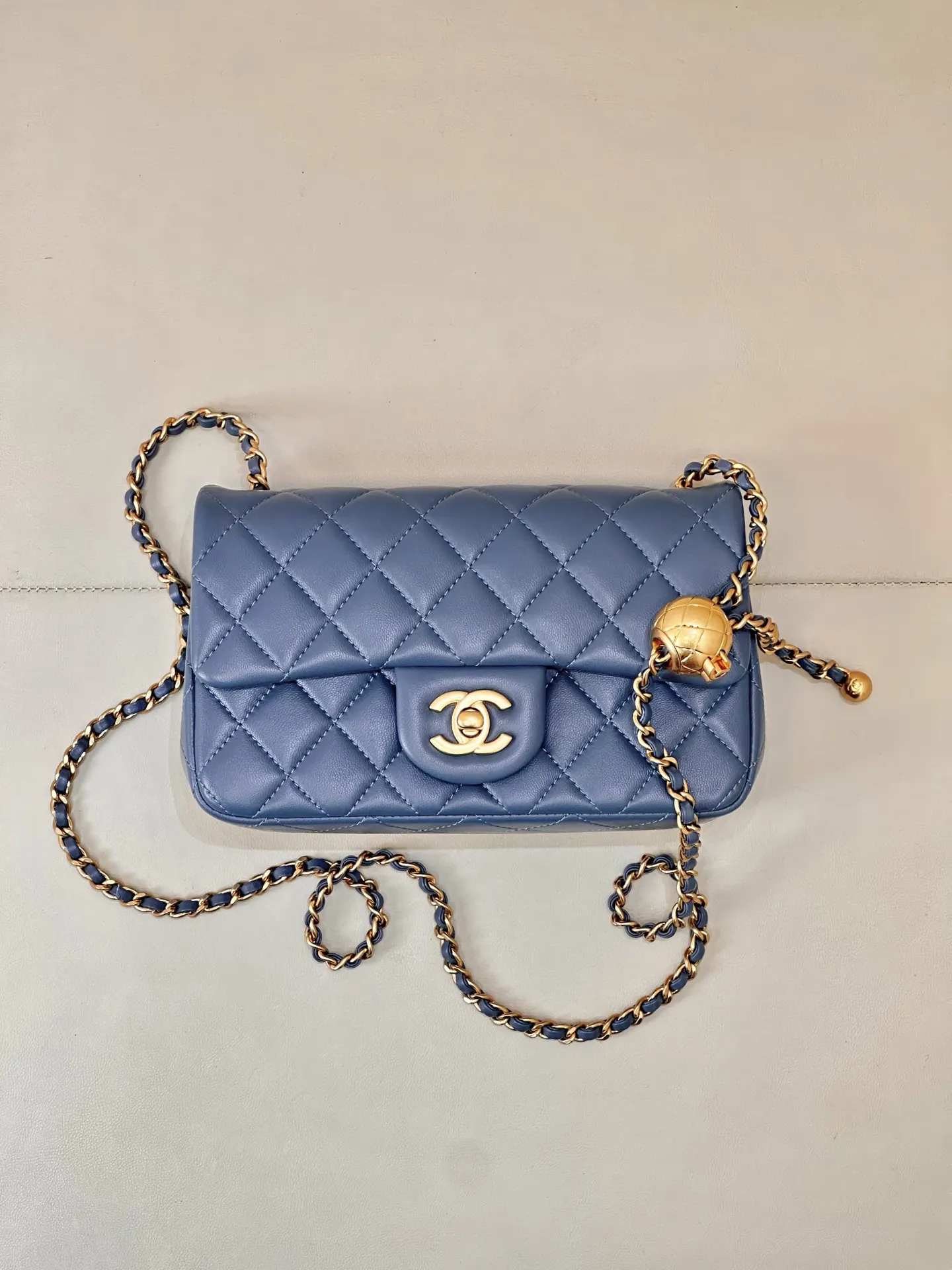 Chanel Cowhide Chain Bag Shoulder and Crossbody Wear Image 3 Chanel Cowhide Chain Bag Shoulder and Crossbody Wear Image 3