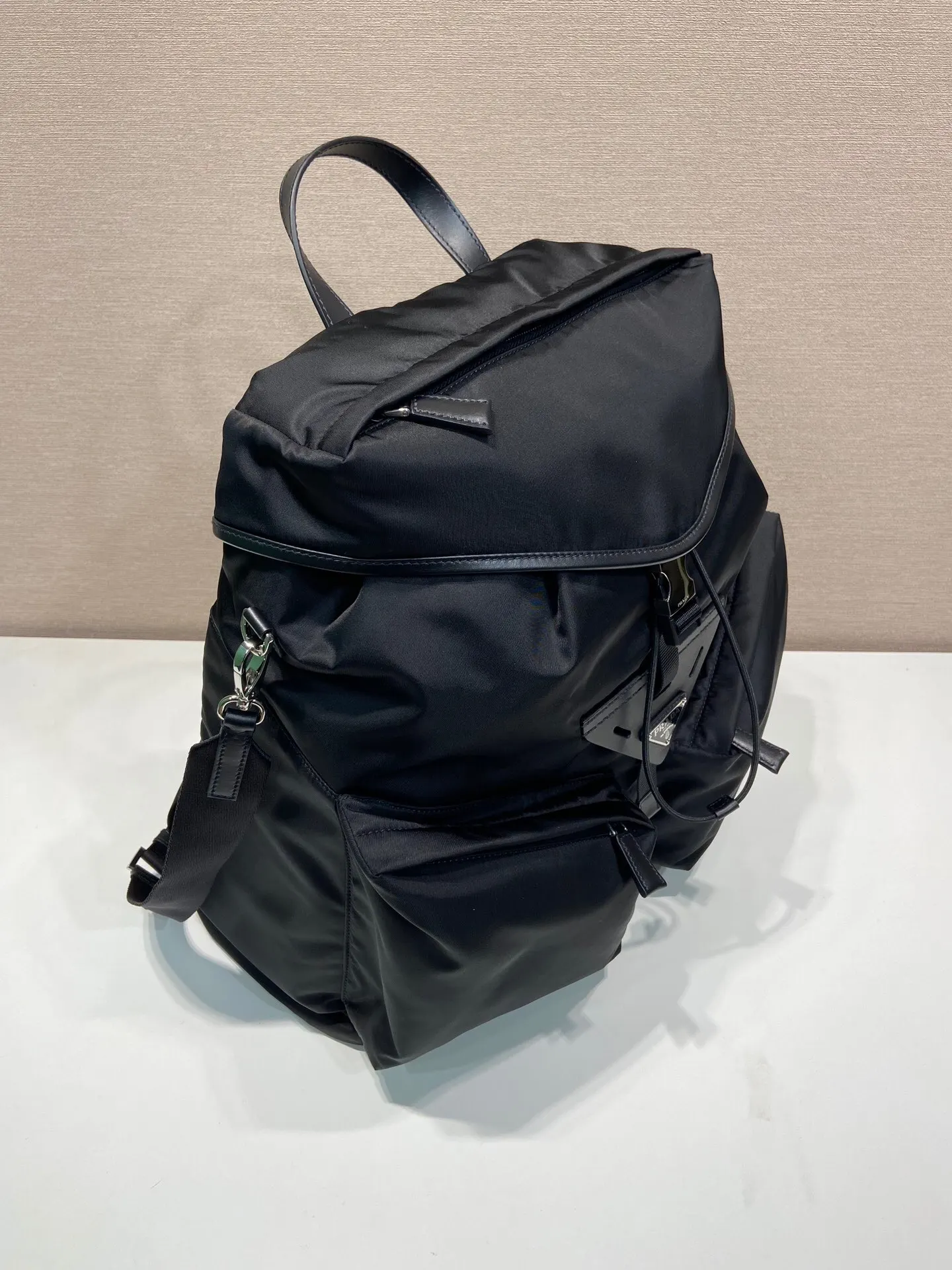 Prada 尼龙 牛皮 双肩背包 轻便实用