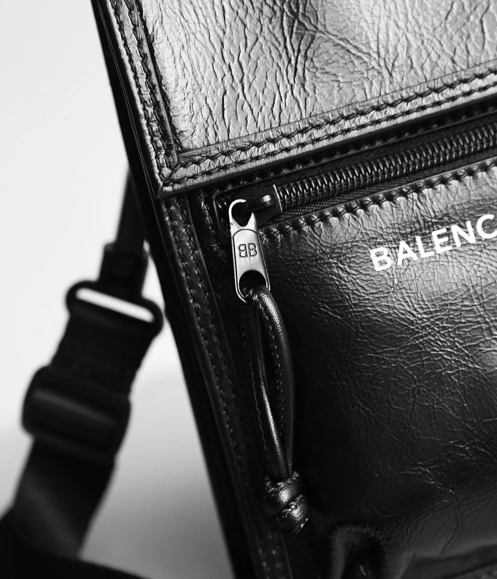 Balenciaga 單肩包 日常搭配(數字8) Balenciaga 單肩包 日常搭配(數字8)