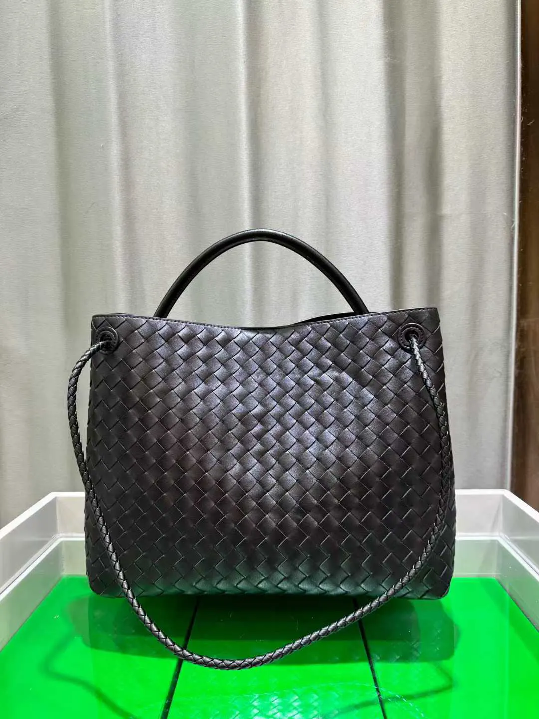 Bottega Veneta 黑色 銀色 斜背包 輕便斜挎款
