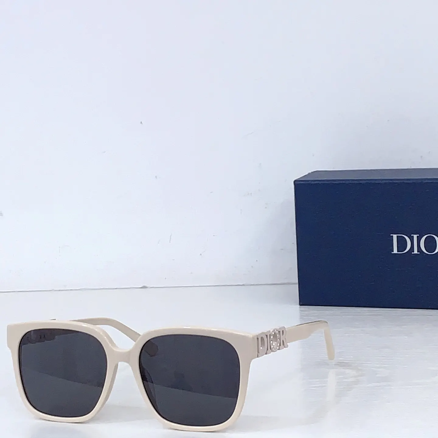 Dior 灰色方形太阳镜 复古遮阳款