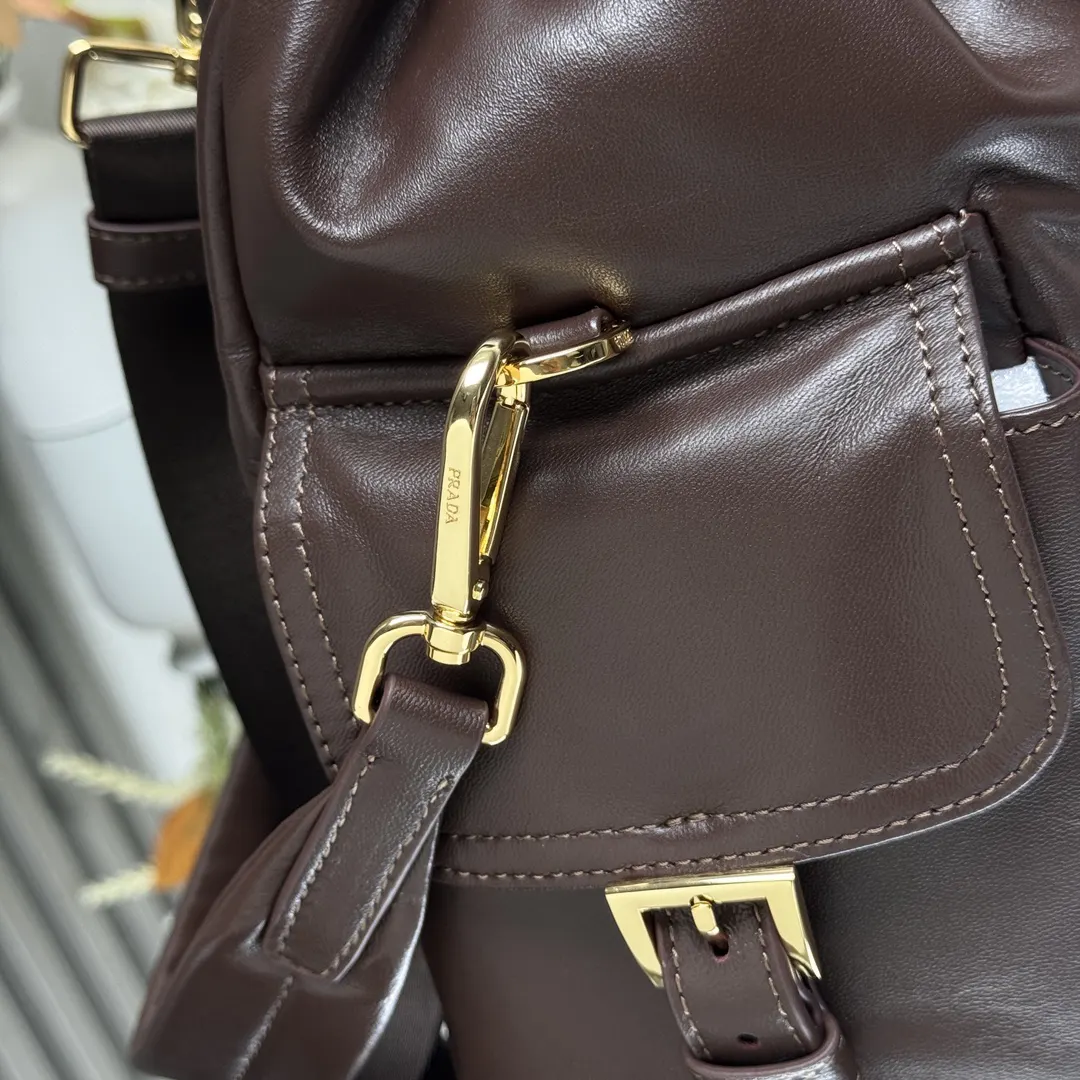 PRADA 羊皮 双肩背包 轻便实用款