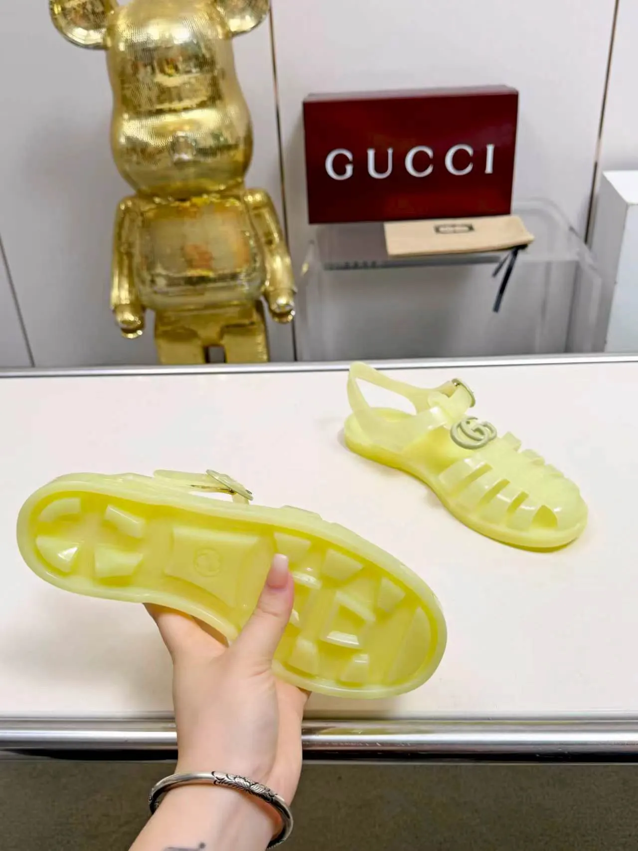Gucci 透明果冻凉鞋 黄色休闲款