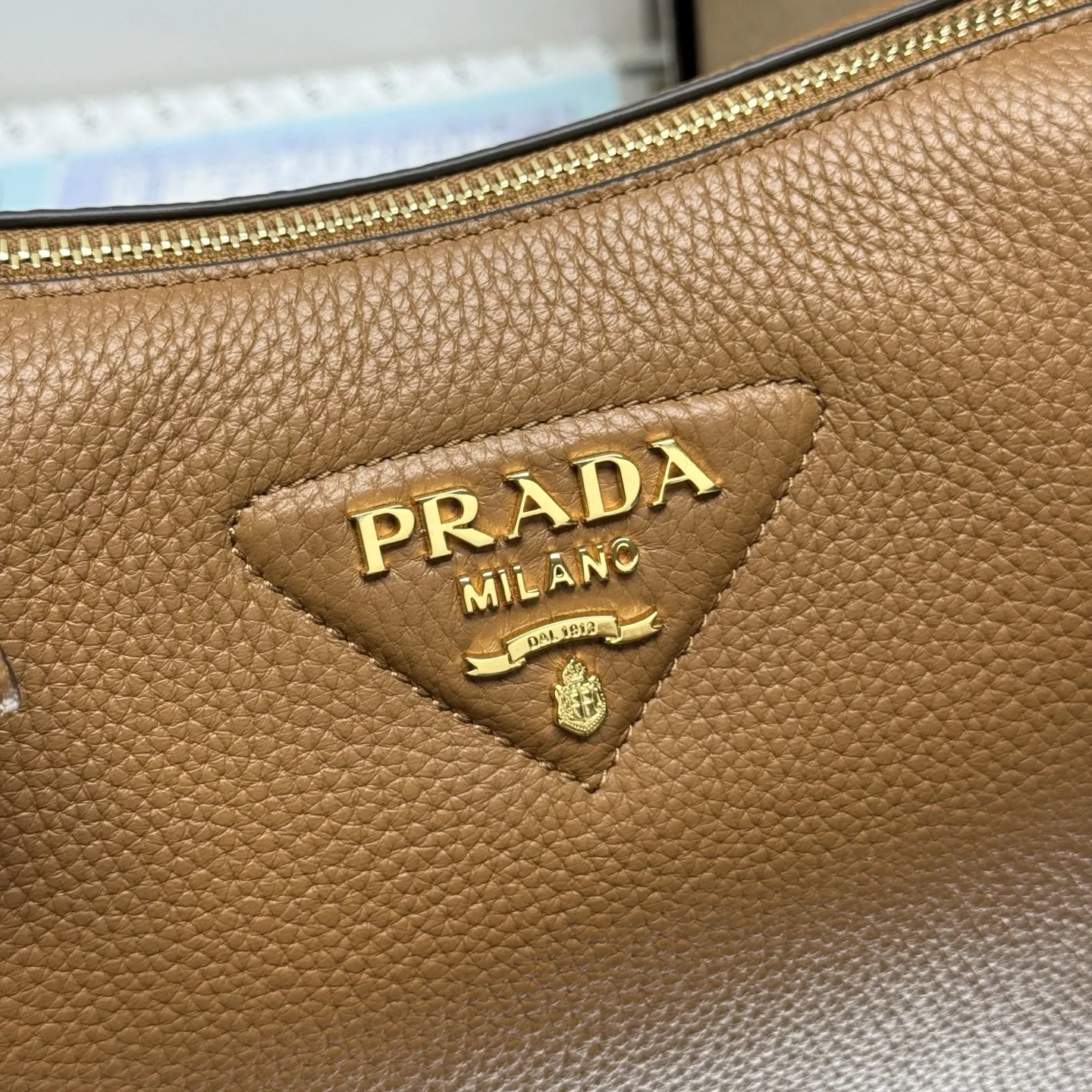Prada 金色 皮革 斜挎包