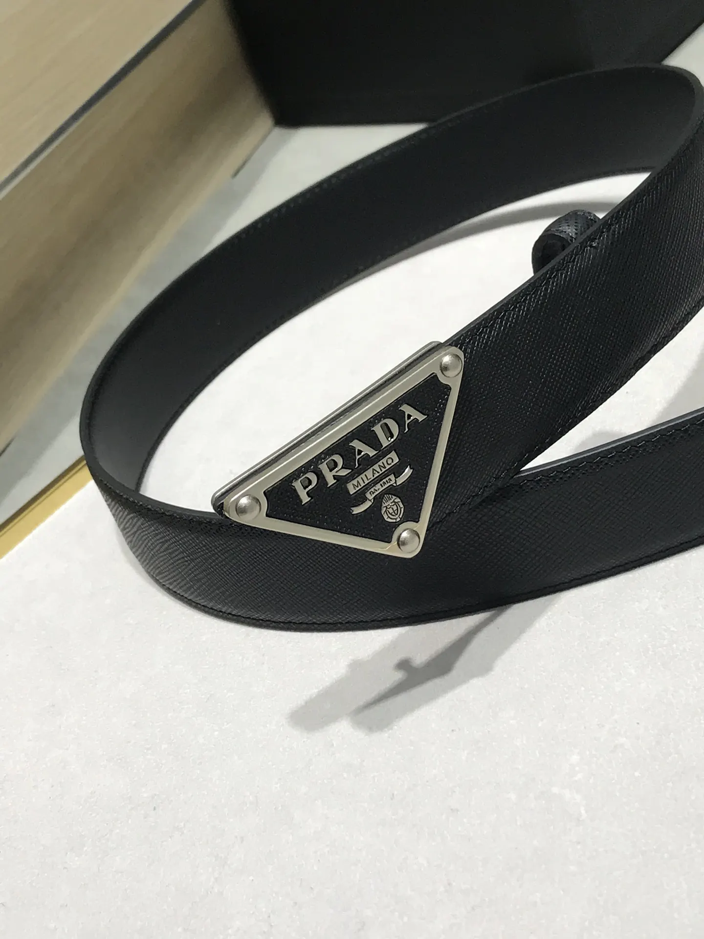 Prada 牛皮 三角标 腰带 通勤搭配