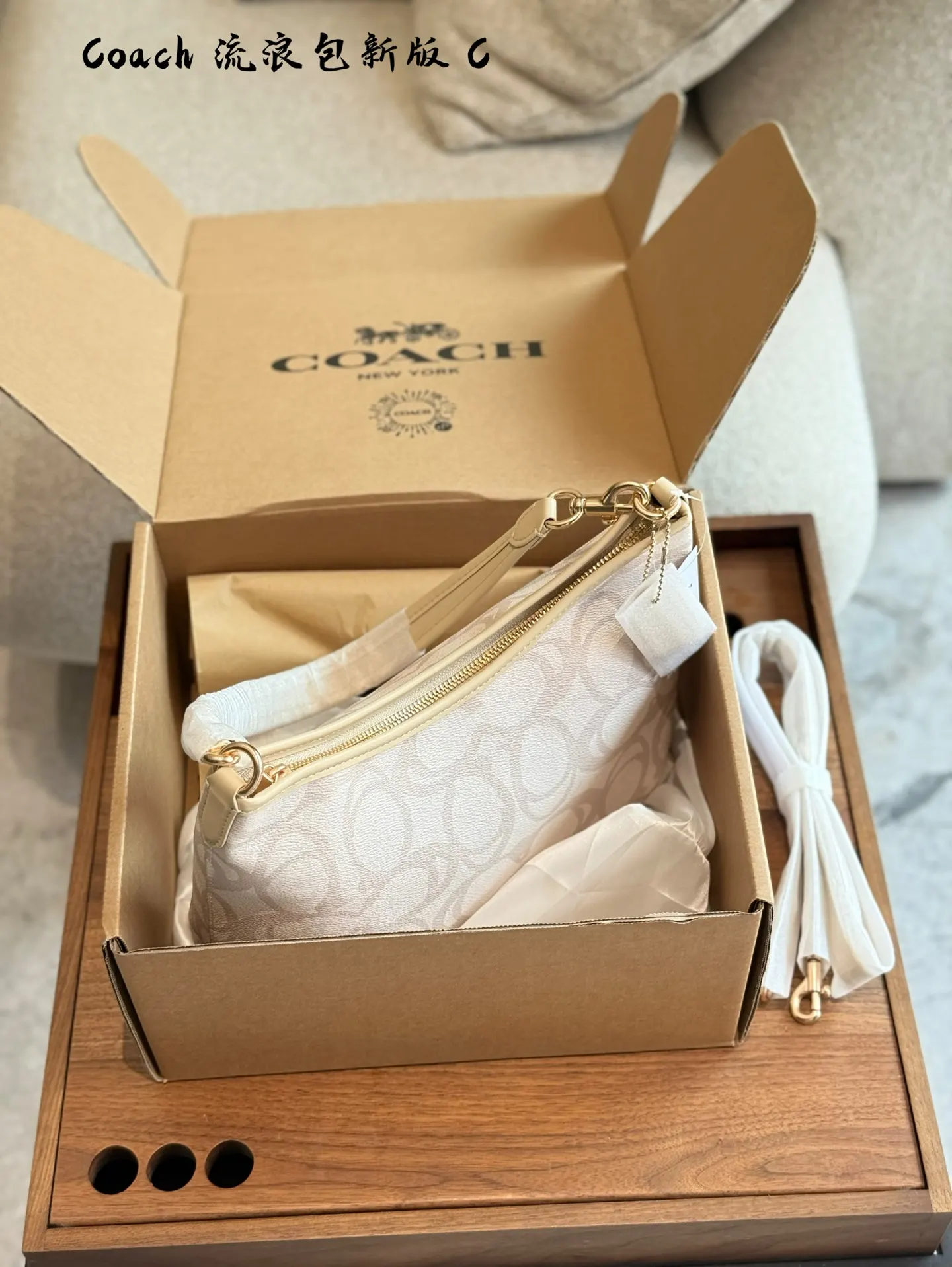 Coach 老花 新版 色来喽 全新 色的老花更加优雅大气 斜背包 輕便斜挎款