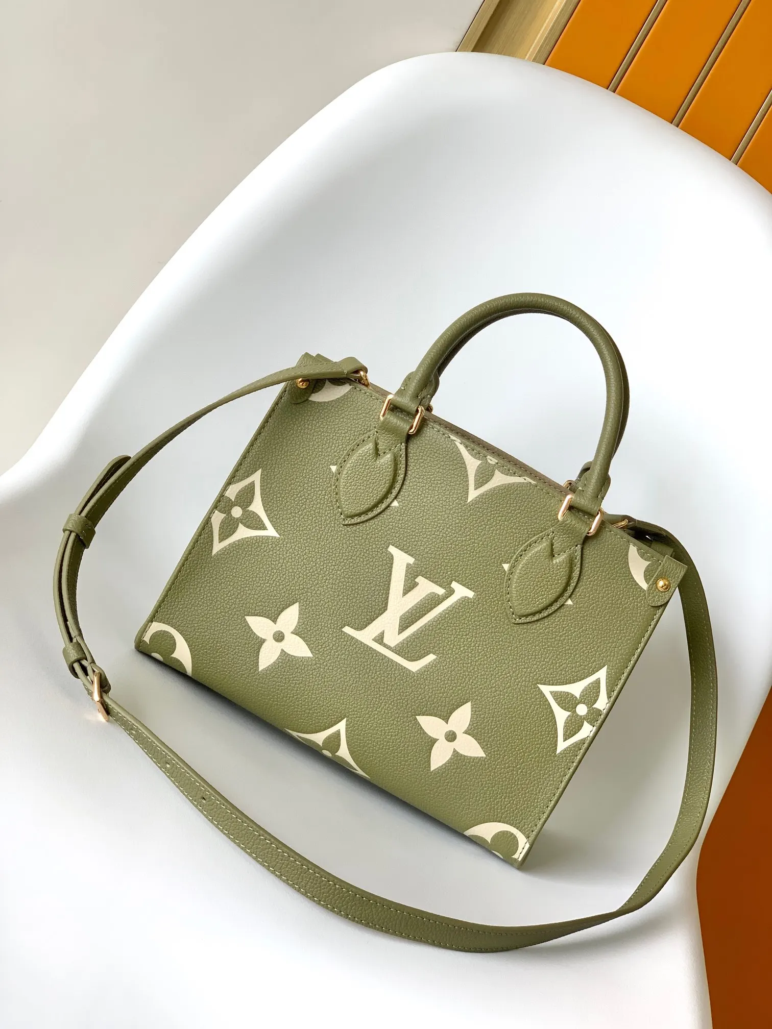 LV Onthego green, tote bag, large-capacity commuter model Image 3 LV Onthego green, tote bag, large-capacity commuter model Image 3