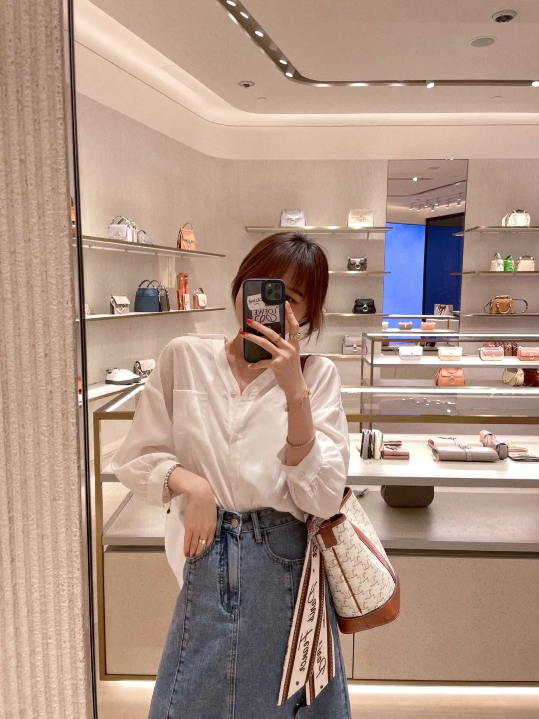 Celine 轻轻松松现在的真是美炸了 实力出圈 太好看了 斜挎肩 水桶包 休閒水桶款