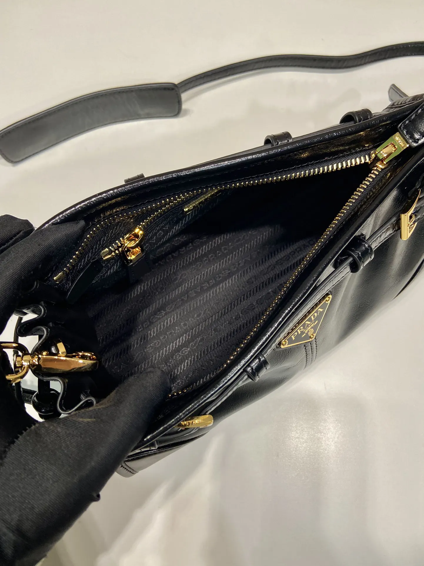 PRADA 斜挎包 日常通勤款