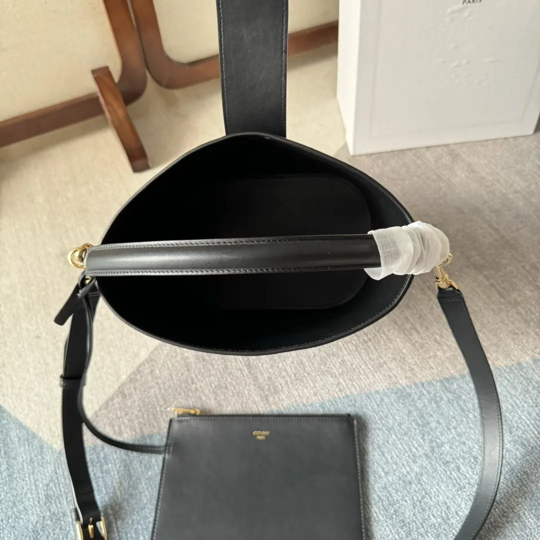Triomphe 黑色 金色 小牛皮 水桶包 休閒水桶款